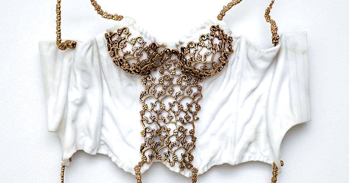 Cette femme crée des vêtements que personne ne peut essayer, même en faisant de gros efforts
