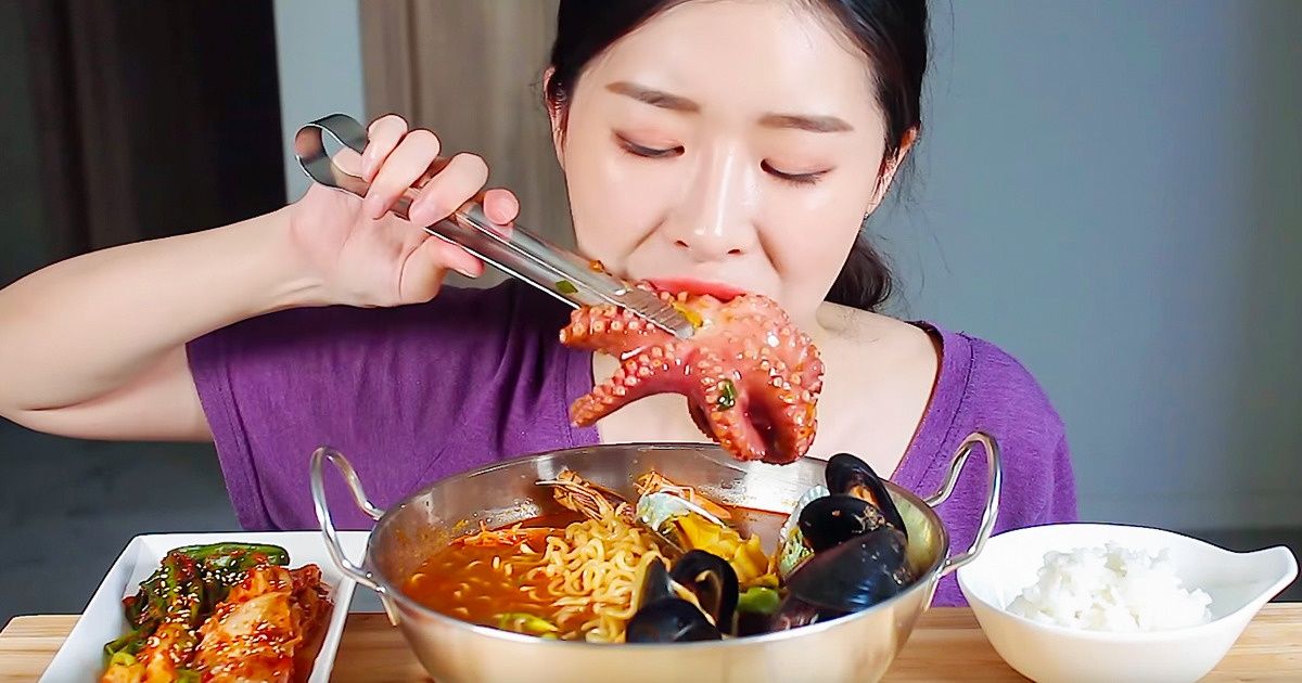 Influenceurs : le mukbang, ces vidéos de gens qui mangent en gros
