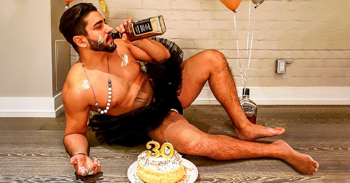 Ces 18 hommes ont repris des photos typiques de filles avec beaucoup d’humour