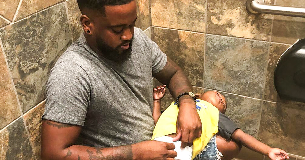 Des papas bousculent les normes et réclament des tables à langer dans les toilettes pour hommes