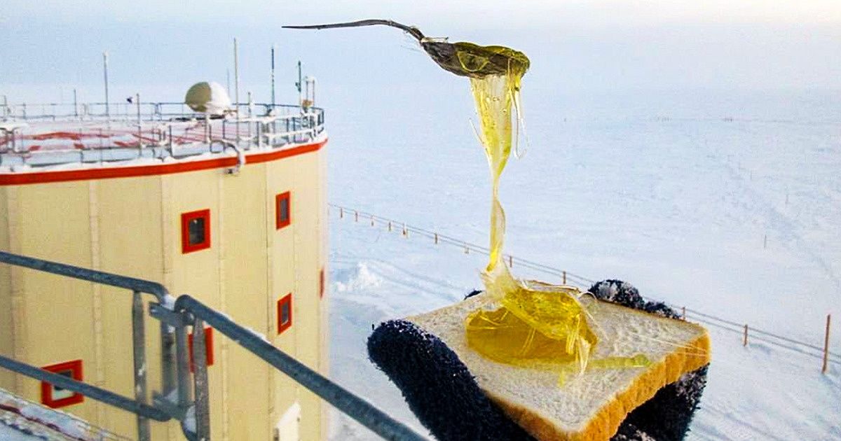 Un astrobiologiste a montré à quoi ressemble la nourriture à −70°C (Spoiler : c’est impossible à manger) Un astrobiologiste a montré à quoi ressemble la nourriture à −70°C (Spoiler : c’est impossible à manger)