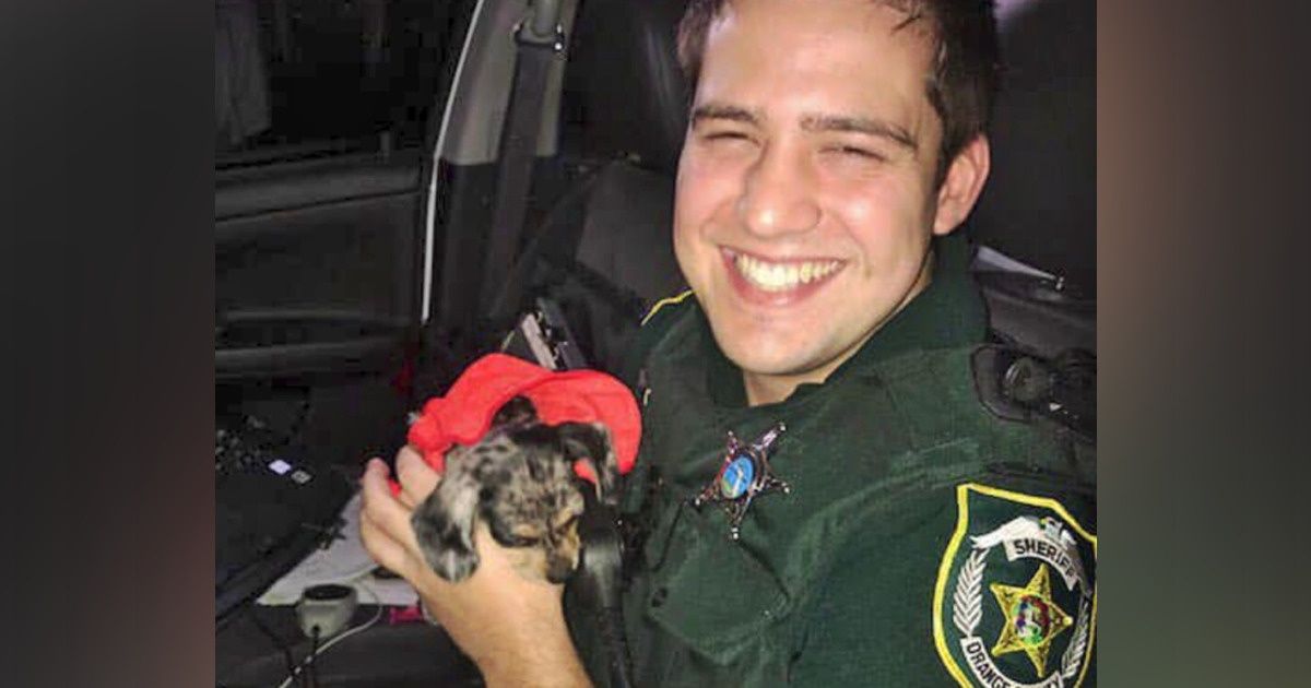 Un policier a sauvé un chiot coincé dans une voiture inondée pendant l’ouragan Dorian, et il souhaite maintenant l’adopter Un policier a sauvé un chiot coincé dans une voiture inondée pendant l’ouragan Dorian, et il souhaite maintenant l’adopter