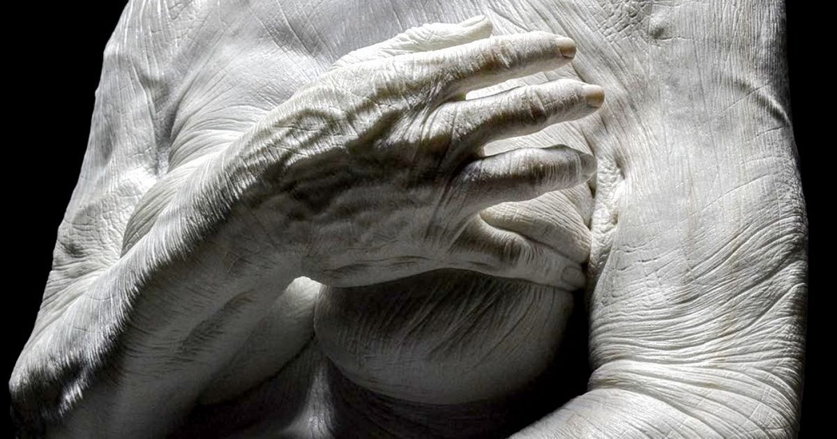 Ce sculpteur autodidacte qui donne vie à la pierre est le “Michel-Ange” des temps modernes !