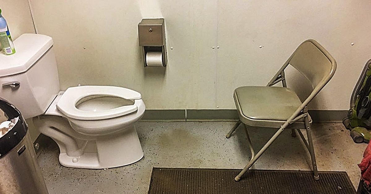 Des filles ont tweeté les choses étranges qu’elles ont trouvé dans la salle de bains de leurs copains et les images sont très amusantes (un squelette fait partie de cette liste)