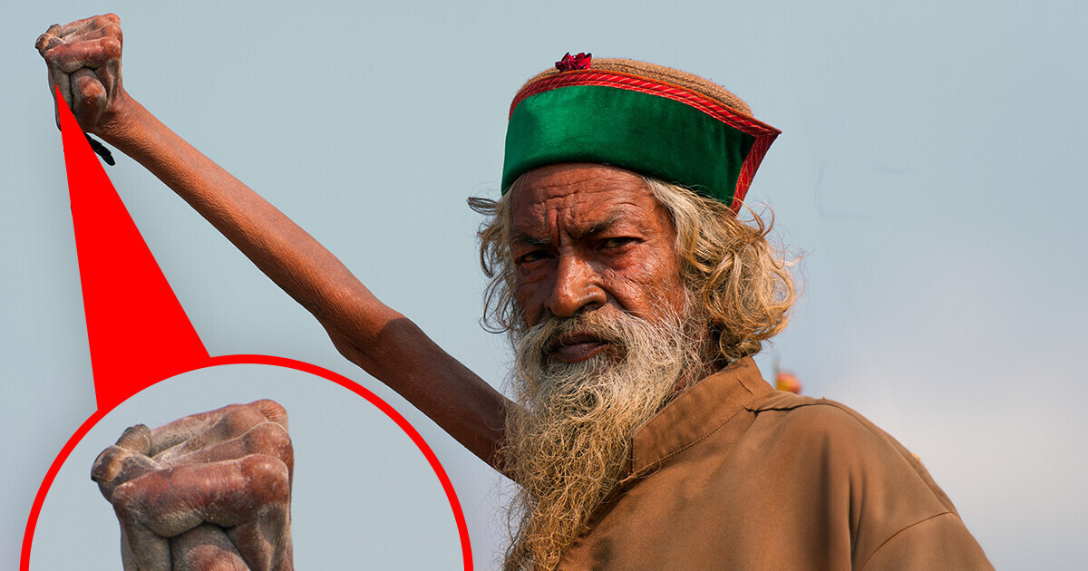 La véritable raison pour laquelle un Indien tient son bras en l’air depuis 1973