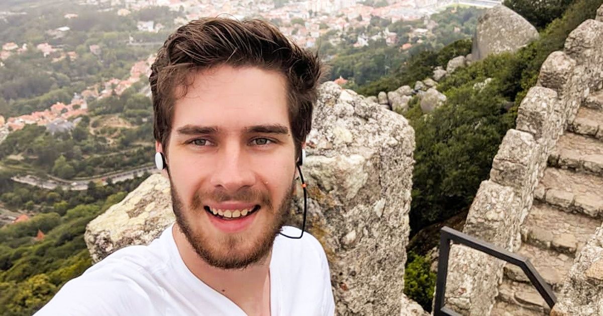 L’histoire d’un jeune homme qui dormait dans la rue et qui est devenu entrepreneur millionnaire à seulement 21 ans