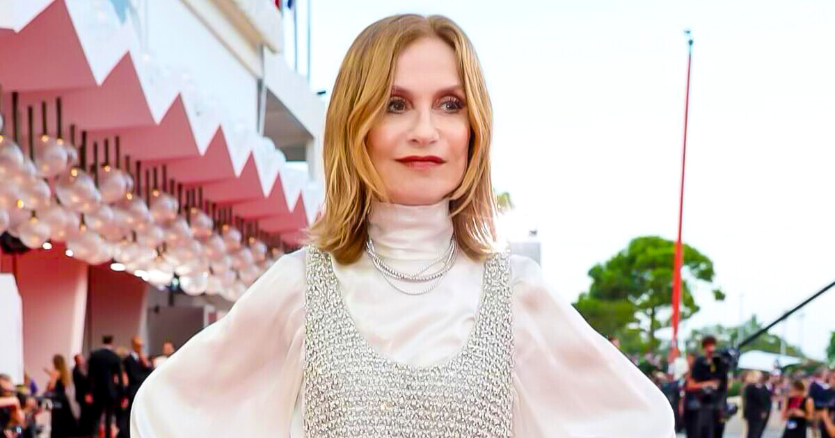 À 71 ans, Isabelle Huppert éblouit avec une tenue osée : mini-robe et chemise transparente À 71 ans, Isabelle Huppert éblouit avec une tenue osée : mini-robe et chemise transparente