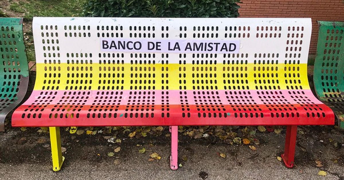 Une fillette de 9 ans a proposé d’installer un banc de l’amitié dans son école pour ceux qui se sentent seuls Une fillette de 9 ans a proposé d’installer un banc de l’amitié dans son école pour ceux qui se sentent seuls