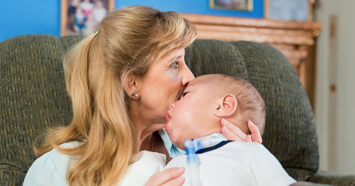 Une femme adopte des bébés en fin de vie, et ce qu’elle fait pour eux nous émeut beaucoup