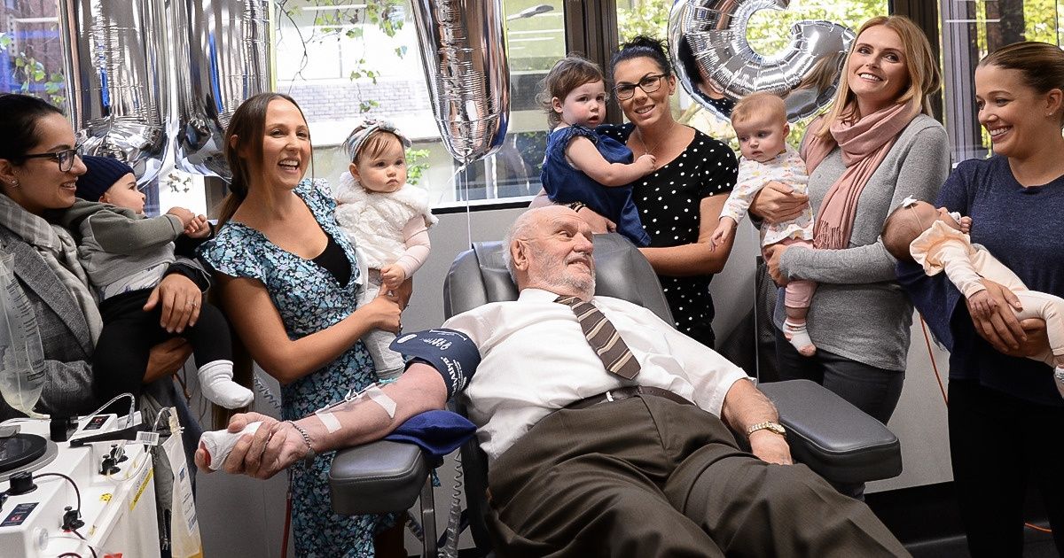James Harrison, l’homme au “bras d’or” qui a sauvé plus de 2 millions de bébés en faisant plus de 1 000 dons de son sang unique James Harrison, l’homme au “bras d’or” qui a sauvé plus de 2 millions de bébés en faisant plus de 1 000 dons de son sang unique