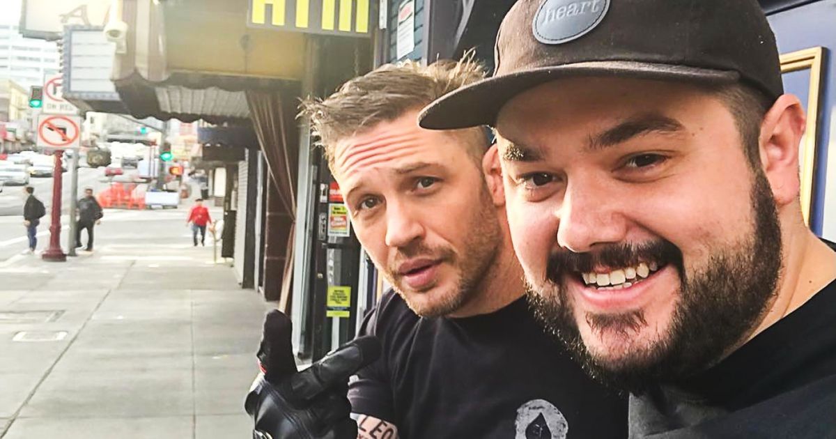 Tom Hardy et Leonardo DiCaprio ont fait un pari en 2016 : Hardy a perdu et il s’est fait un tatouage inhabituel