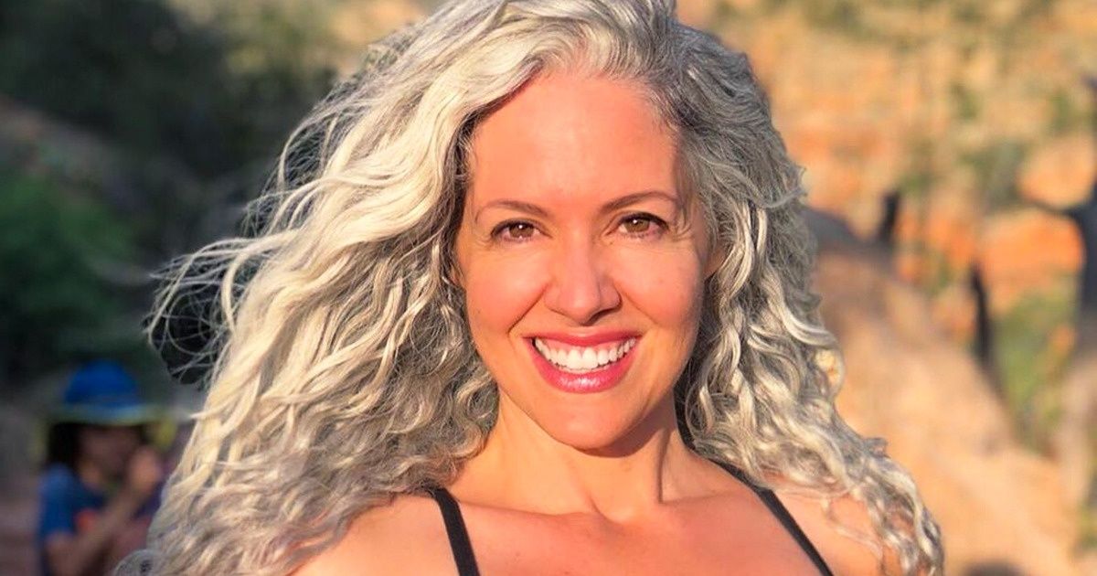 Elle a découvert ses premiers cheveux blancs à 21 ans ; maintenant, à 43 ans, elle ne se colore plus les cheveux depuis 6 ans et elle est fière de sa couleur naturelle Elle a découvert ses premiers cheveux blancs à 21 ans ; maintenant, à 43 ans, elle ne se colore plus les cheveux depuis 6 ans et elle est fière de sa couleur naturelle