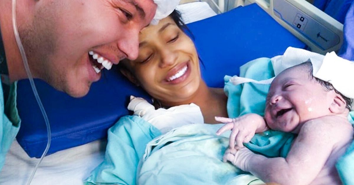 Un père parlait à son bébé à travers le ventre de sa mère et quand sa fille est née, sa réaction à la voix de son papa fut merveilleuse