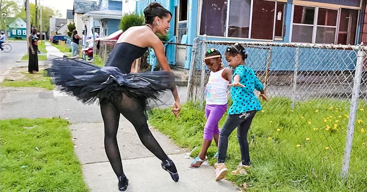 Cette danseuse se promène dans sa ville natale avec son tutu et ses chaussons de danse ; tout le monde devrait vraiment voir ces images