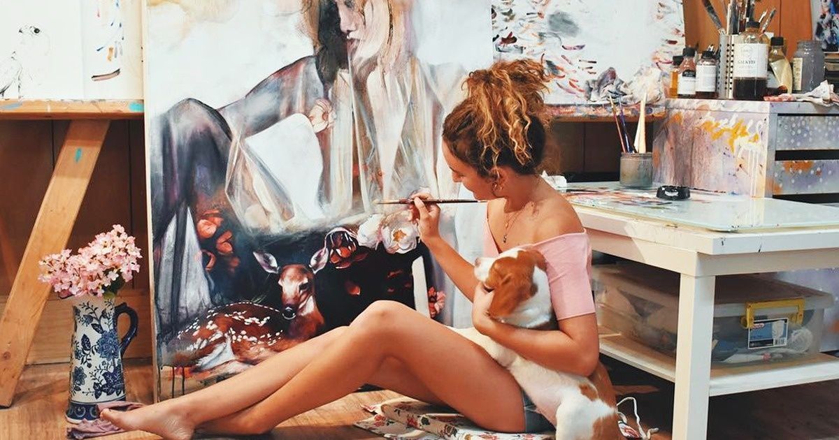 Une peintre de 18 ans réalise des tableaux sensuels. L’âme de toute jeune fille se reflète dans ceux-ci