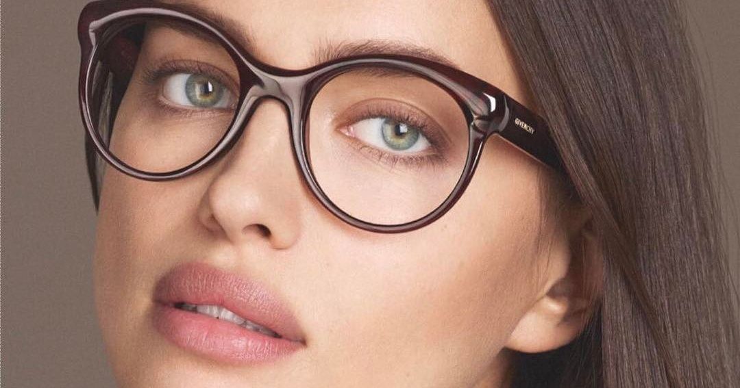 9 Astuces de maquillage qui te donneront l’air radieuse si tu portes des lunettes 9 Astuces de maquillage qui te donneront l’air radieuse si tu portes des lunettes