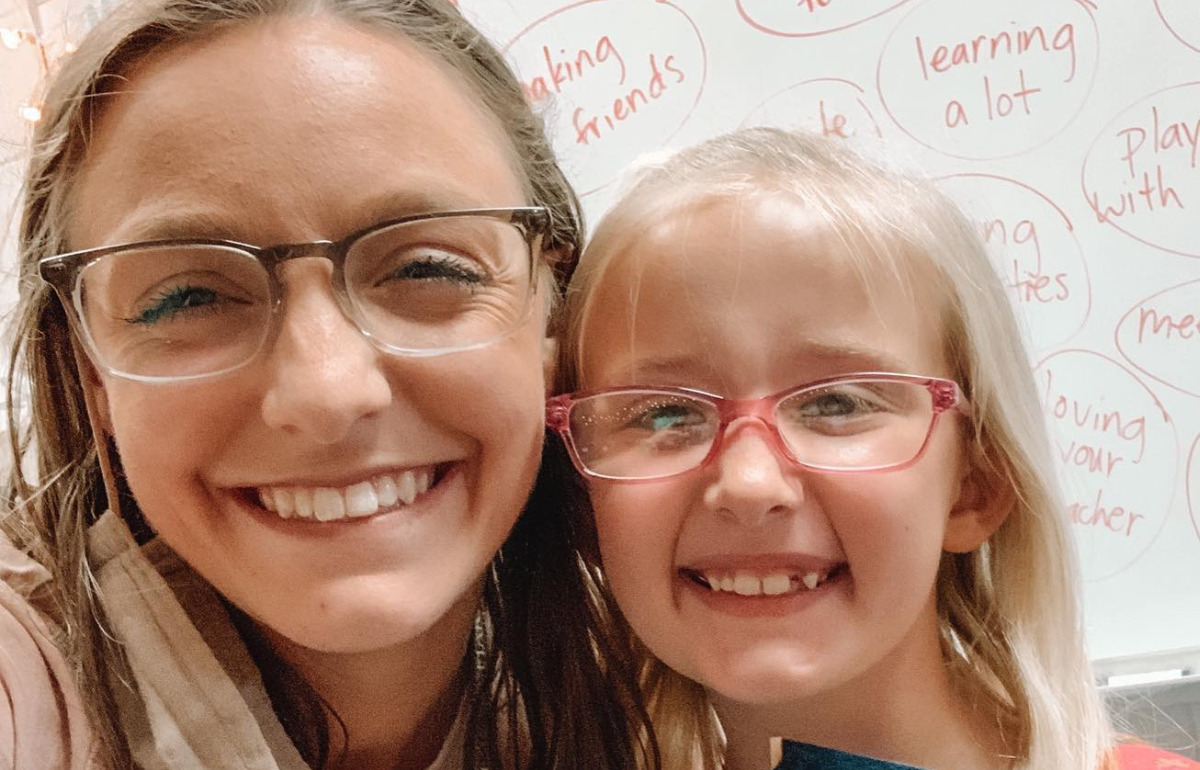 Passée par quatre familles d’accueil, cette fillette de 7 ans trouve une nouvelle famille auprès de sa maîtresse d’école Passée par quatre familles d’accueil, cette fillette de 7 ans trouve une nouvelle famille auprès de sa maîtresse d’école