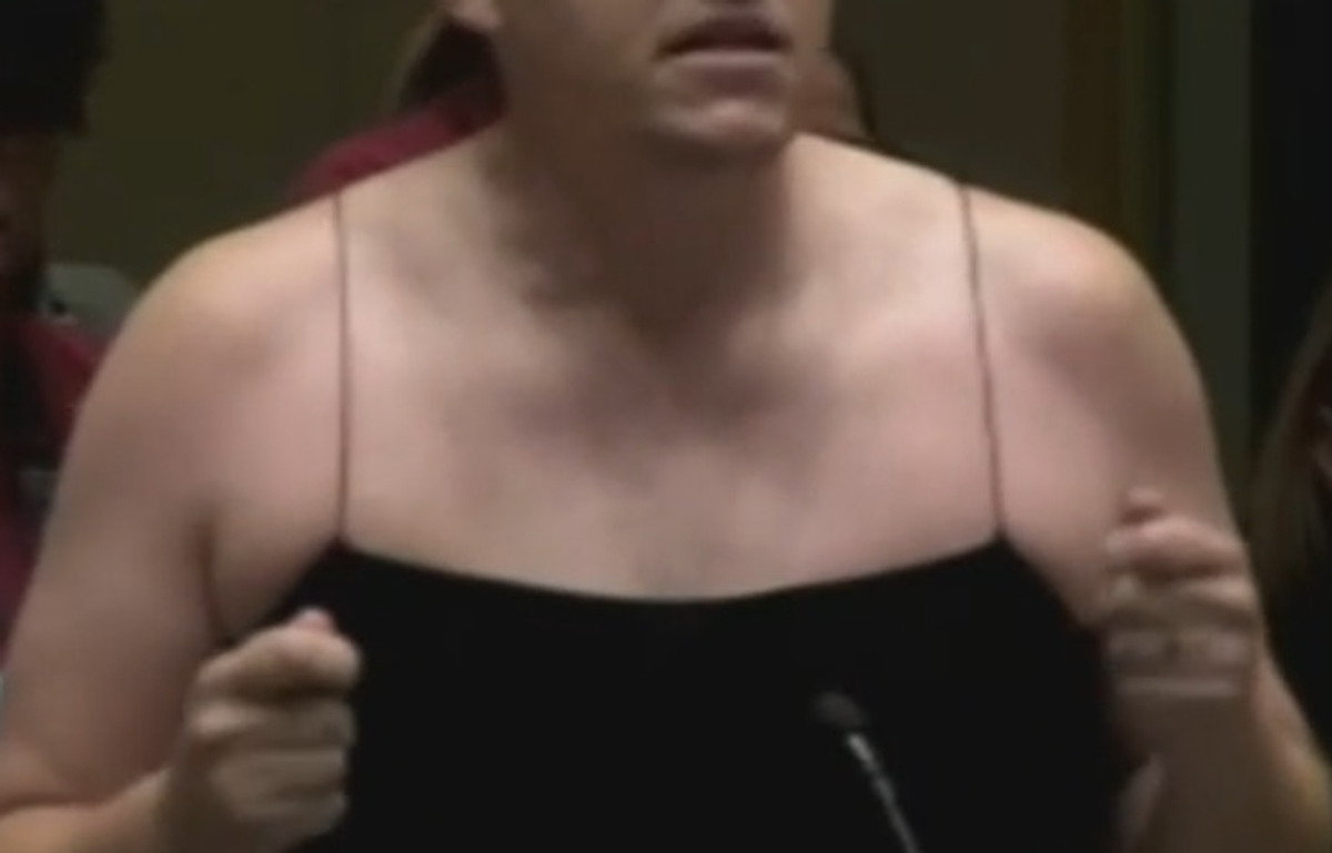 Ce père porte un crop-top devant le conseil scolaire pour dénoncer le code vestimentaire instauré à l’école