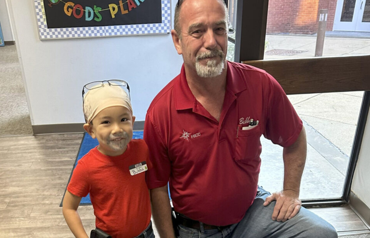 Pour la journée des métiers, cet élève de maternelle n’a pas choisi un pompier ou un astronaute, mais l’agent d’entretien de son école