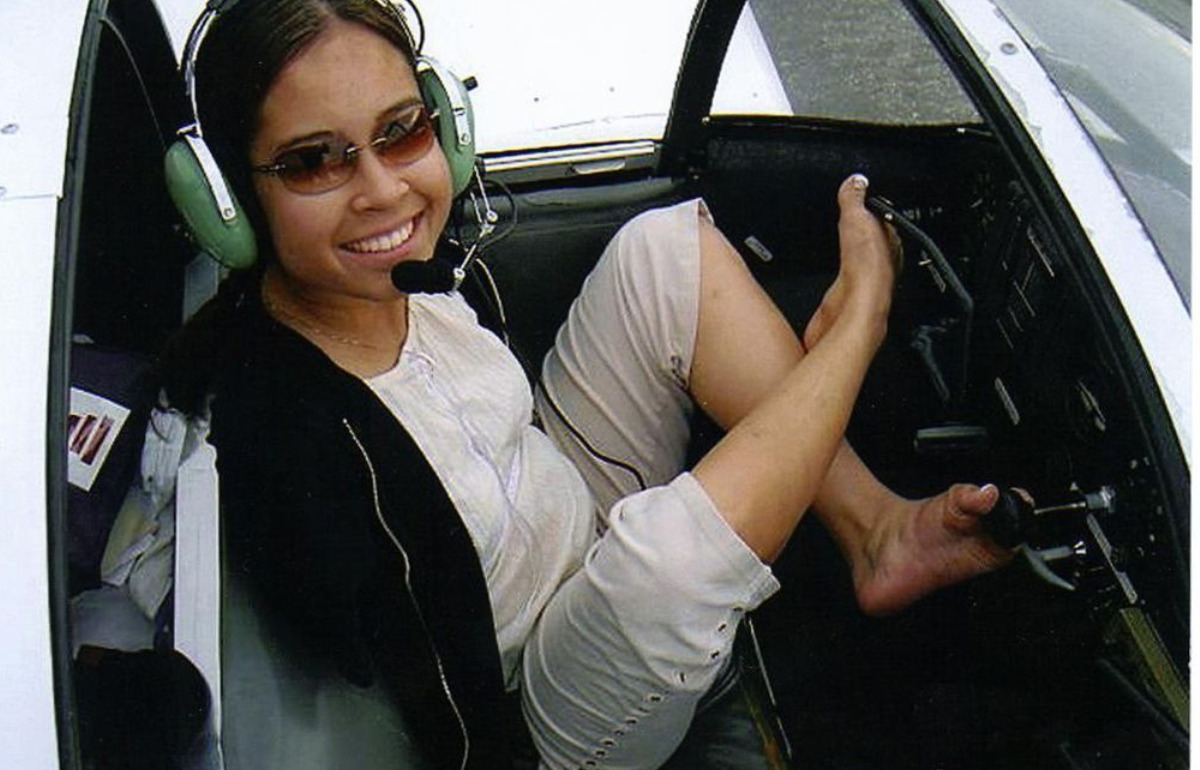 Née sans bras, elle est devenue pilote d’avion et ceinture noire de taekwondo