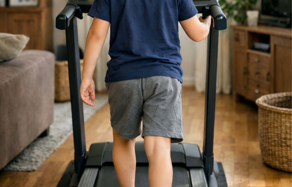 Une mère oblige son fils à marcher 12 000 pas sur un tapis roulant avant les jeux vidéo, internet s’enflamme