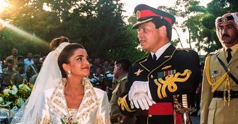 L’histoire de la reine Rania : cette jeune femme issue d’une famille de réfugiés a conquis le cœur du prince et du monde entier