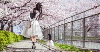 Ce mannequin voyage avec sa mini poupée à travers le Japon et elle crée des photos fascinantes