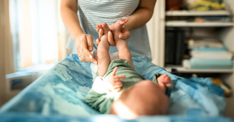 Les parents devraient demander la permission à leur bébé avant de changer ses couches, selon une experte