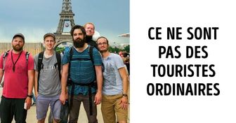 La photo de ces amis devant la Tour Eiffel paraît tout à fait normale, mais seulement jusqu’à ce que tu connaisses toute l’histoire