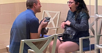 Un homme demande sa compagne en mariage avec un chaton, faute de pouvoir acheter une bague