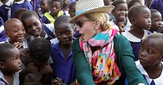 Depuis plusieurs années, Madonna sauve des vies au Malawi, où elle a fondé des écoles, des orphelinats, et un centre médical spécialisé pour les enfants