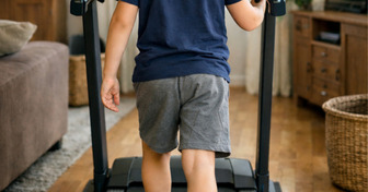 Une mère oblige son fils à marcher 12 000 pas sur un tapis roulant avant les jeux vidéo, internet s’enflamme