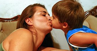 Une psychologue explique pourquoi il est préférable d’arrêter d’embrasser ses enfants sur la bouche