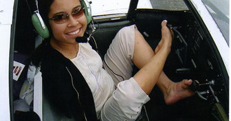 Née sans bras, elle est devenue pilote d’avion et ceinture noire de taekwondo