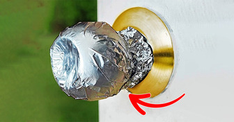 Voici pourquoi c’est une bonne idée d’envelopper ta poignée de porte avec du papier aluminium