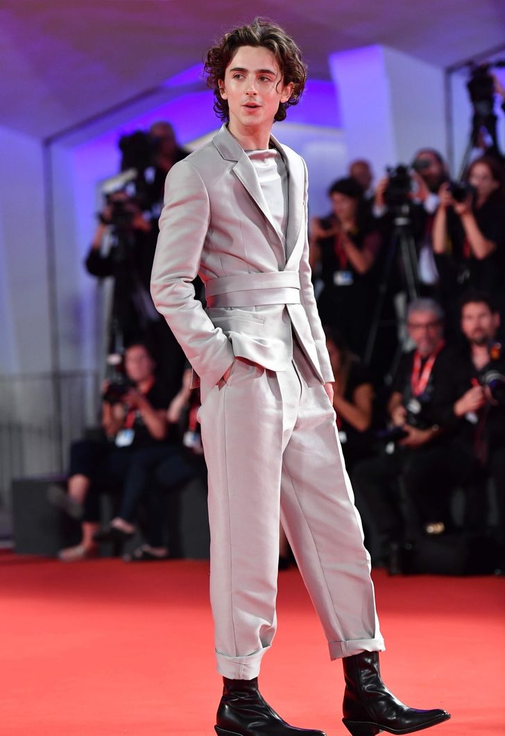 12 Tenues Qui Ont Cass Les Codes Vestimentaires Du Tapis Rouge