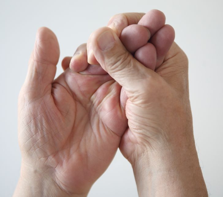 10 causes de l'engourdissement des mains indiquant que tu devrais ...