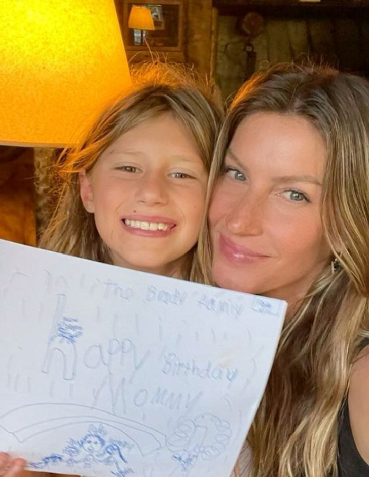 Gisele Bündchen and her daughter Vivian Lake Brady holding a handmade birthday card.